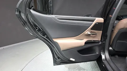 Lexus ES300h 7 2023 25
