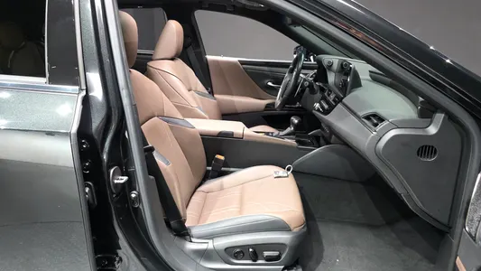 Lexus ES300h 7 2023 26