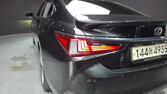 Lexus ES300h 7 2023 23