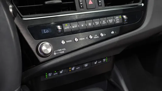 Lexus ES300h 7 2023 31