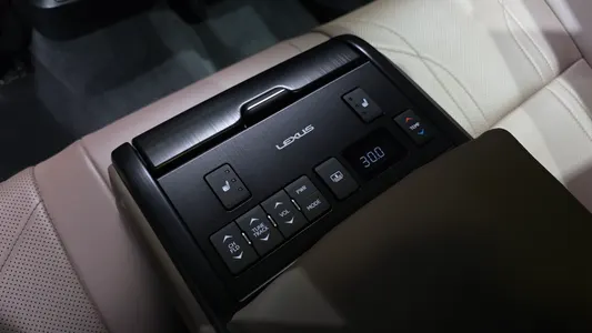 Lexus ES300h 7 2023 32