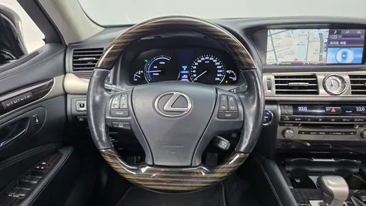Lexus LS600hL 5 Ottoman 2016 13