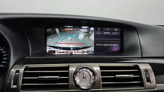 Lexus LS600hL 5 Ottoman 2016 15