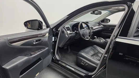 Lexus LS600hL 5 Ottoman 2016 10