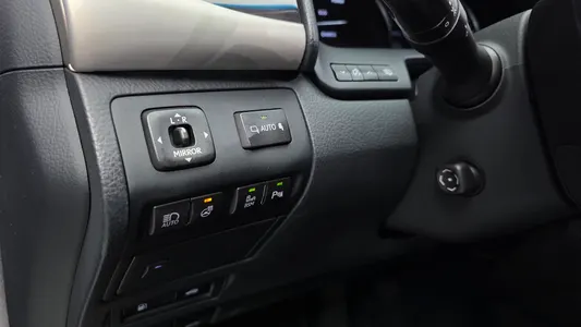 Lexus LS600hL 5 Ottoman 2016 17