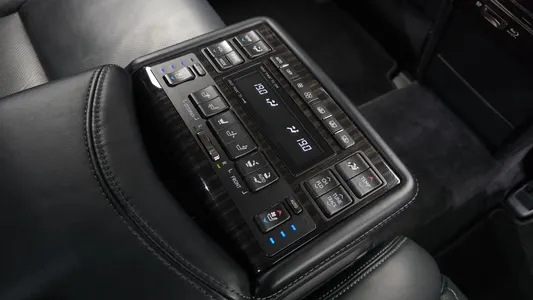 Lexus LS600hL 5 Ottoman 2016 18