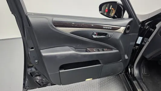 Lexus LS600hL 5 Ottoman 2016 24