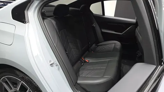 BMW 5 Series (G60) 520i M 2025 12
