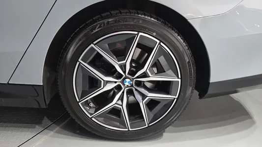 BMW 5 Series (G60) 520i M 2025 21