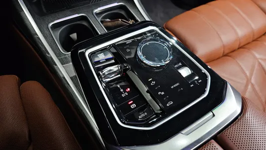 BMW 7 Series (G70) 740i sDrive M 2023 8