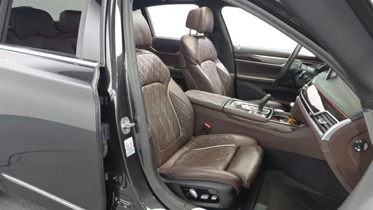 BMW 7 Series (G11) 745e i 2020 26