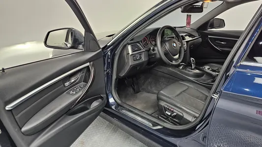 BMW 3 Series (F30) 320i 2016 10
