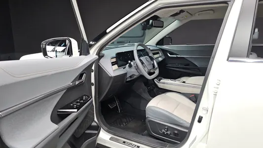 KG Mobility EVX E7 2024 10