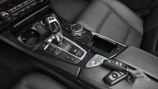 BMW 5 Series (F10) 520d M 2015 8