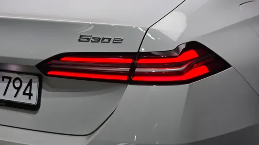 BMW 5 Series (G60) 530e M 2024 23