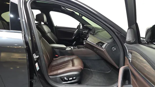 BMW 5 Series (G30) 520i M 2020 11