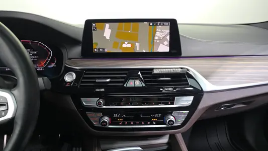 BMW 5 Series (G30) 520i M 2020 14
