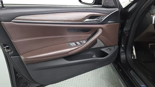 BMW 5 Series (G30) 520i M 2020 24