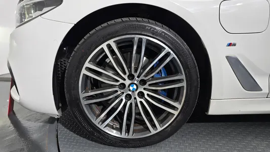 BMW 5 Series (G30) 530e M 2020 4