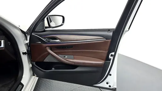 BMW 5 Series (G30) 530e M 2020 24