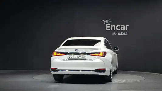 Lexus ES300h 7 2022 4