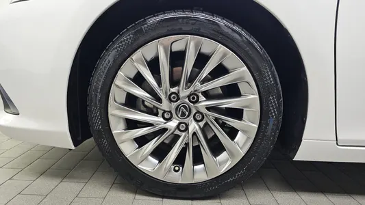 Lexus ES300h 7 2022 5