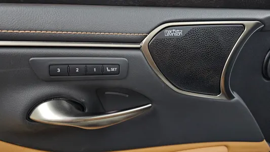 Lexus ES300h 7 2022 13