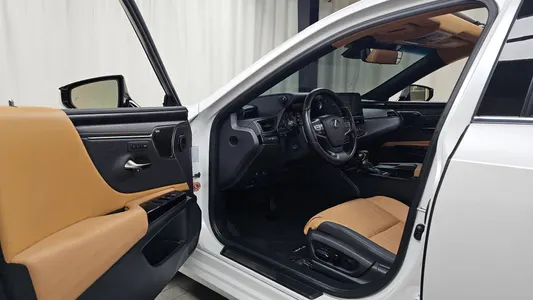 Lexus ES300h 7 2022 10