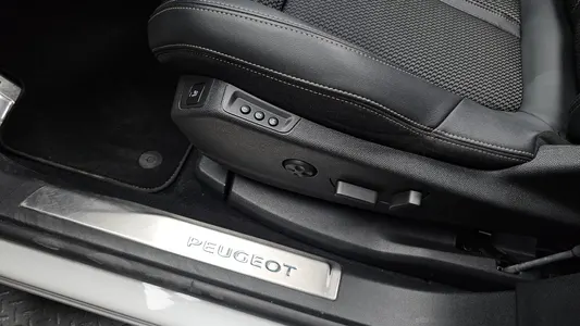 Peugeot 3008 2 1.2 Pure Tech GT 2022 33