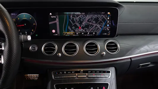Mercedes-Benz E-Class W213 E220d 4MATIC AMG Line 2021 13