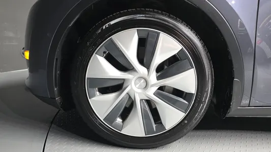 Tesla Y AWD 2021 5