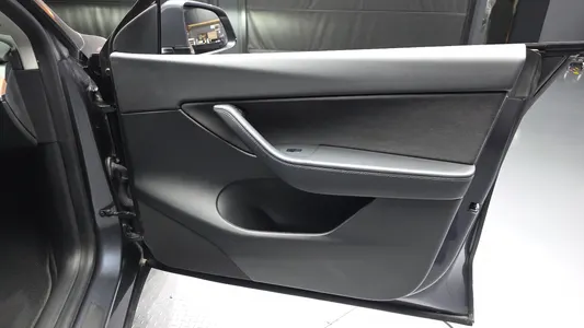 Tesla Y AWD 2021 24