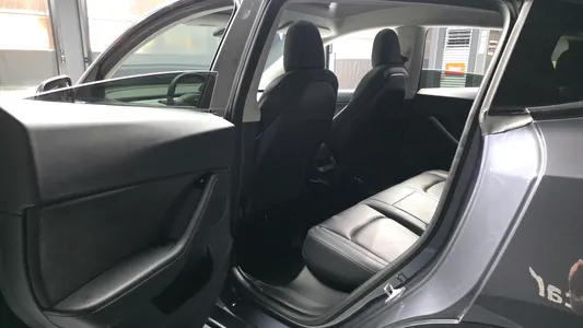 Tesla Y AWD 2021 26