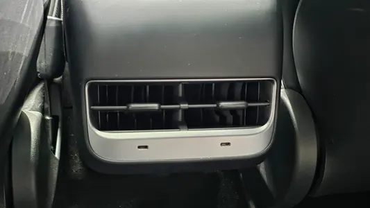 Tesla Y AWD 2021 31