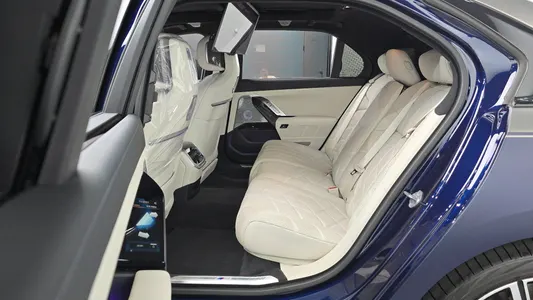 BMW 7 Series (G70) 750e xDrive M 2024 12