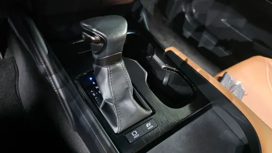 Lexus ES300h 7 2023 9