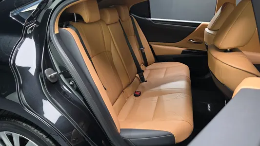 Lexus ES300h 7 2023 11