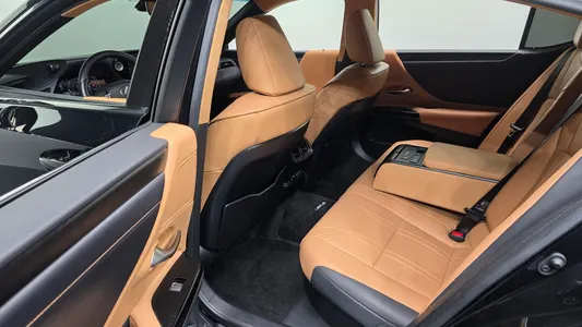 Lexus ES300h 7 2023 12