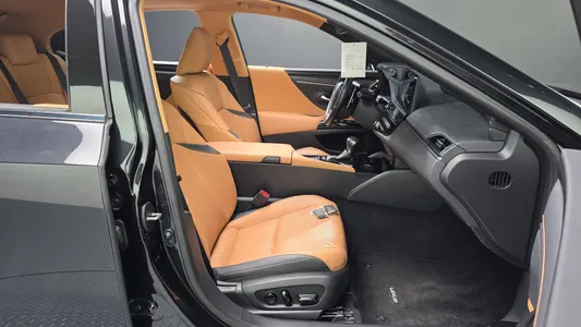 Lexus ES300h 7 2023 26
