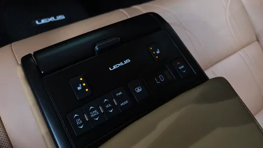Lexus ES300h 7 2023 29