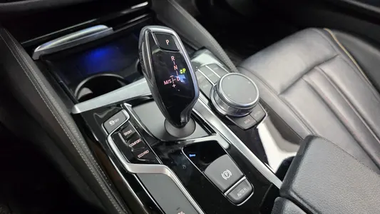 BMW 5 Series (G30) 520i 2018 9