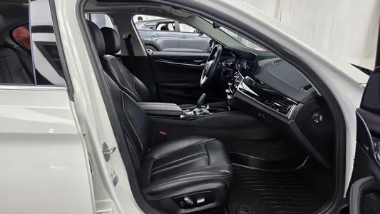 BMW 5 Series (G30) 520i 2018 11