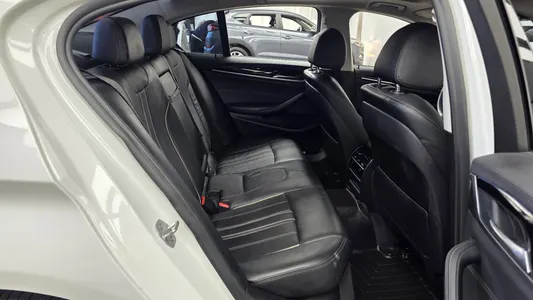 BMW 5 Series (G30) 520i 2018 12