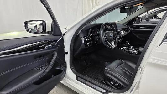 BMW 5 Series (G30) 520i 2018 10