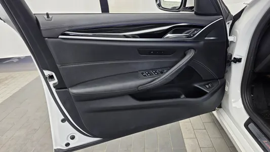 BMW 5 Series (G30) 520i 2018 24