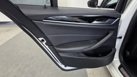 BMW 5 Series (G30) 520i 2018 25
