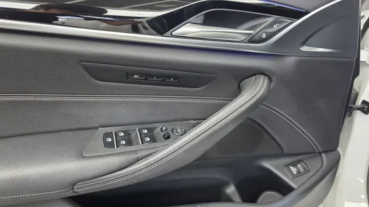 BMW 5 Series (G30) 520i 2018 28