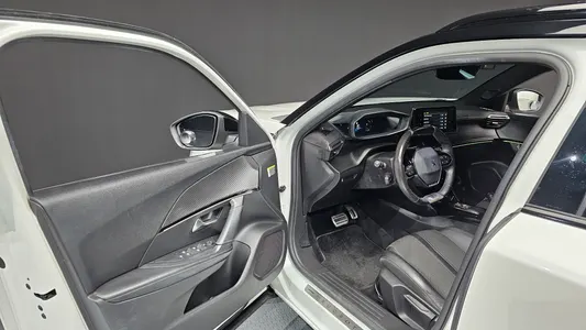 Peugeot e-2008 2 EV GT 2022 10