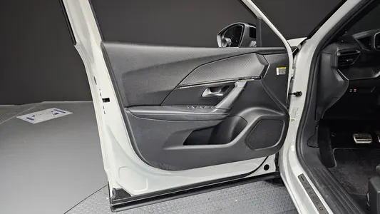 Peugeot e-2008 2 EV GT 2022 24