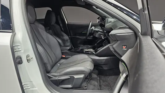 Peugeot e-2008 2 EV GT 2022 26